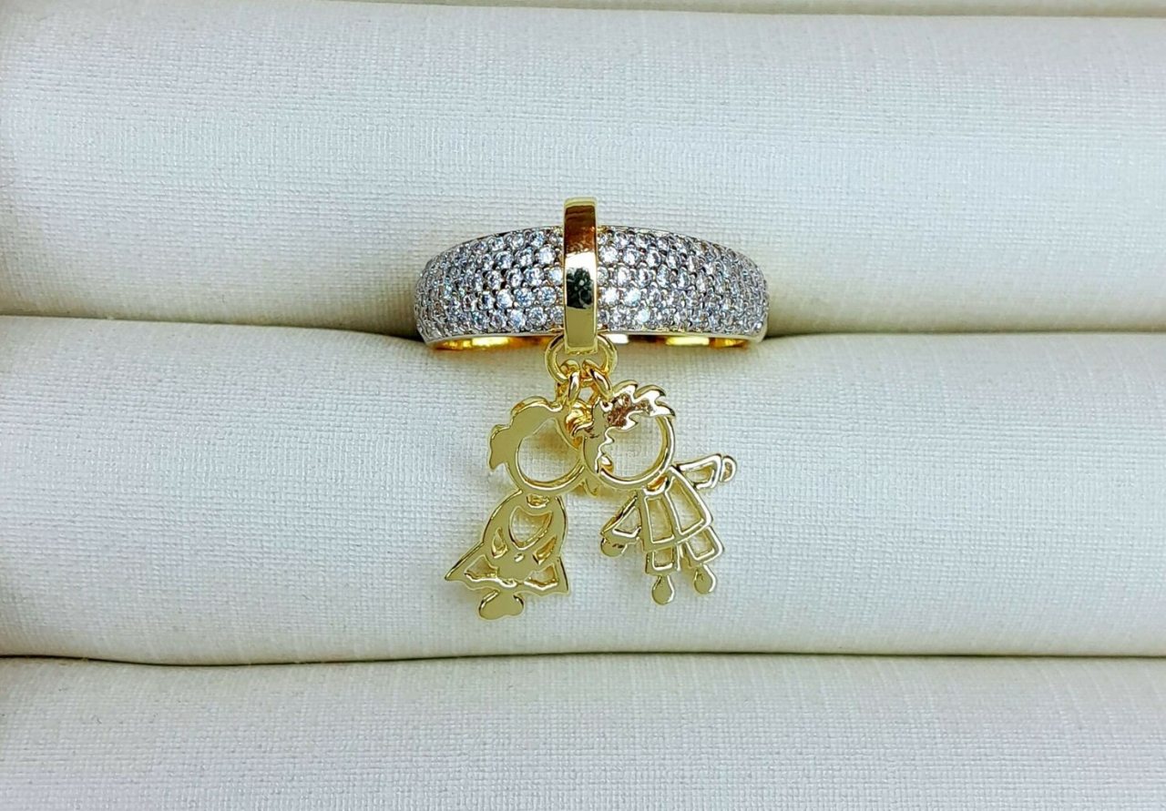 Foto do Produto ANEL CRAVEJADO CASAL DE MENINOS FEVEREIRO 2017 FOLHEADO A OURO AMARELO /BRANCO / - Tamanhos - 