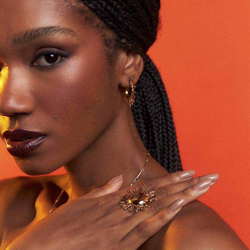 Foto do Produto ANEL SOL ABAULADO CURVO VAZADO TAM 18 - Tamanhos - DOURADO