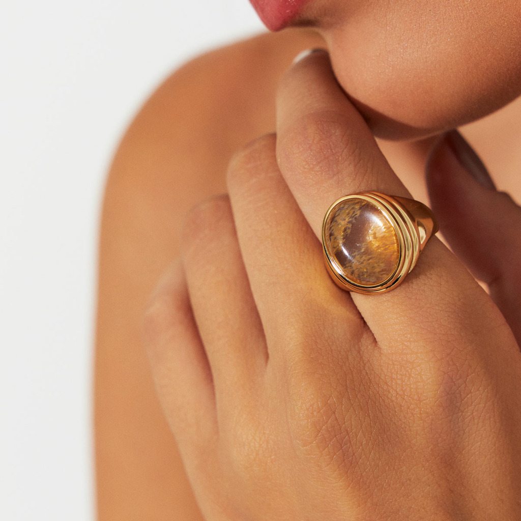 Foto do Produto ANEL PEDRA RUTILO INGLES OVAL BEGE TAM 20 - Tamanhos - DOURADO